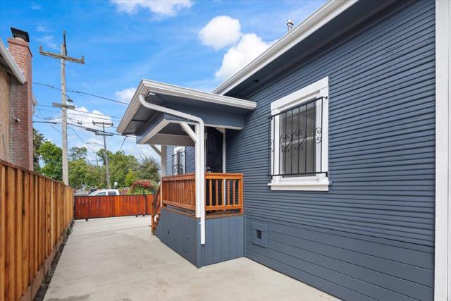 8850 Dowling Street, Oakland CA: https://media.crmls.org/mediaz/da8d962c-d655-43cb-9070-12f3582ff2a4.jpg