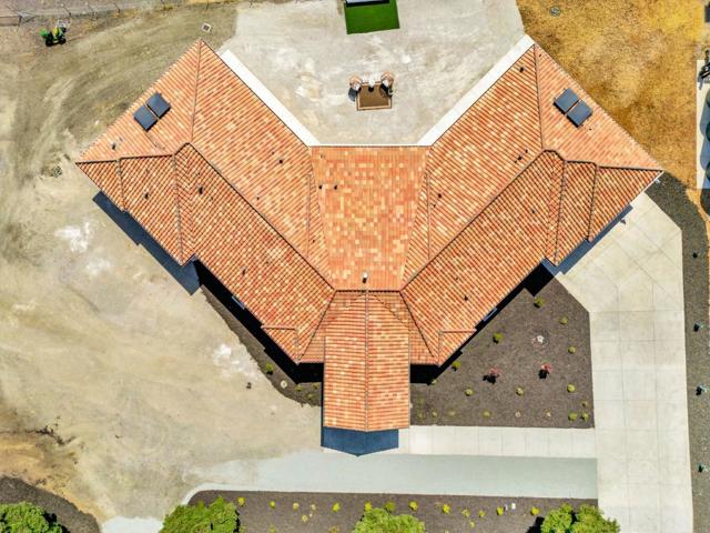 10055 Foothill Avenue, Gilroy CA: https://media.crmls.org/mediaz/da8dc2d9-32c5-45ca-a925-a98a5085c4a7.jpg