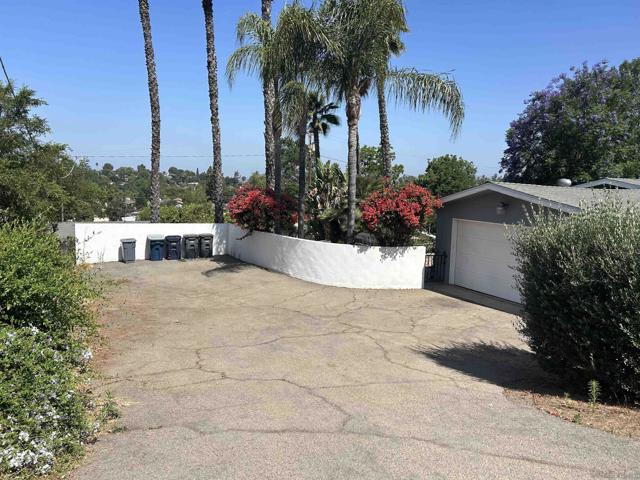 1190 Robertson Dr, Escondido CA: https://media.crmls.org/mediaz/da8ea049-66ab-4e95-a9c2-02e8b5582b7f.jpg