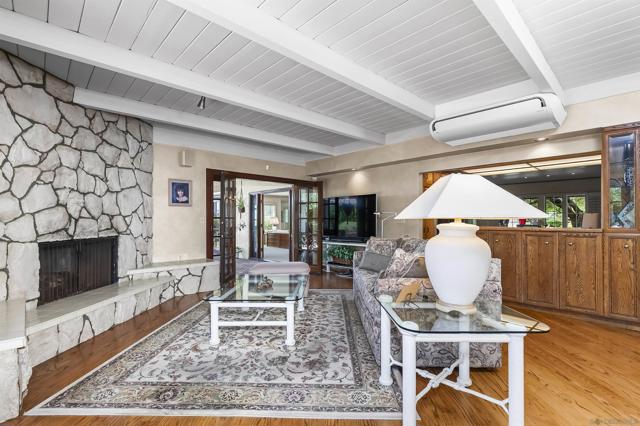 5353 Westknoll Dr, San Diego CA: https://media.crmls.org/mediaz/da8eedd8-984f-47de-9e24-98ff45711f20.jpg