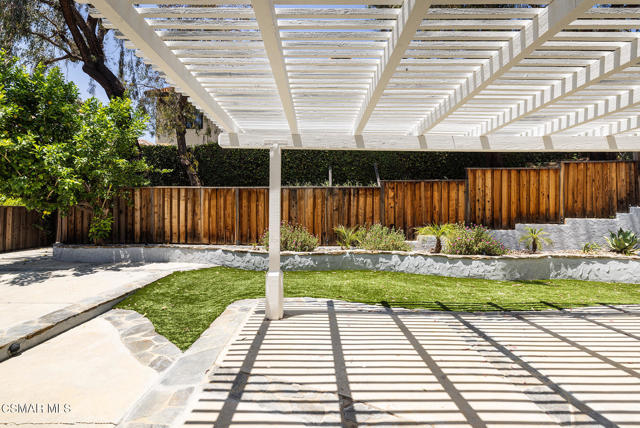 525 Myrtle Court, Oak Park CA: https://media.crmls.org/mediaz/da8f1be6-b59e-46c0-9b94-6560b1ec1d65.jpg