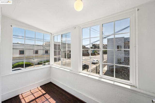 1063 32Nd St, Oakland CA: https://media.crmls.org/mediaz/da8f2b30-21ae-4bf7-af05-fe194ab9e6ed.jpg