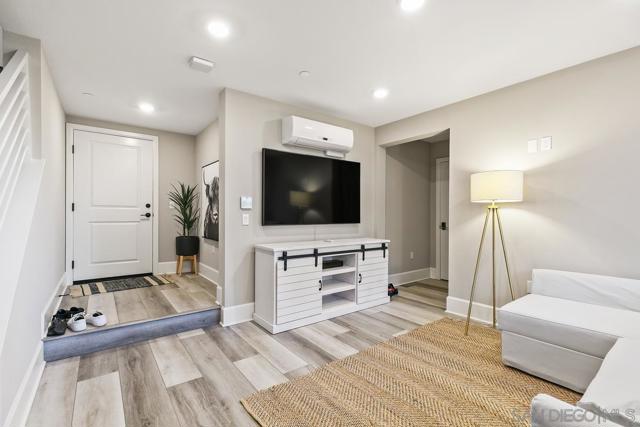 807 Santa Barbara Pl, San Diego CA: https://media.crmls.org/mediaz/da9008e5-28ed-4eec-9cba-1699b8344a8b.jpg