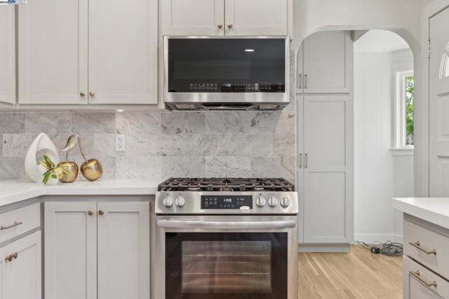 1827 Moreland Dr, Alameda CA: https://media.crmls.org/mediaz/da905312-f94c-4755-88d5-297228fc23f9.jpg