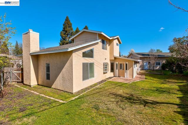 8524 Oak Harbour Ct, Fair Oaks CA: https://media.crmls.org/mediaz/da909025-c525-4d26-b713-364f1a7cbf58.jpg