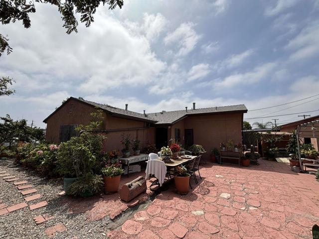 872 74 Duval St, San Diego CA: https://media.crmls.org/mediaz/da90bec5-6906-4d04-b739-bd5ce6b07ef8.jpg