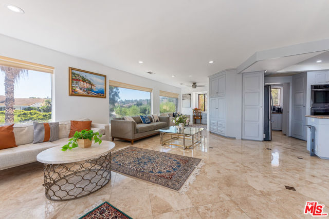 2357 Knob Hill Drive, Riverside CA: https://media.crmls.org/mediaz/da91703b-4d38-427d-99e1-56f6db292302.jpg