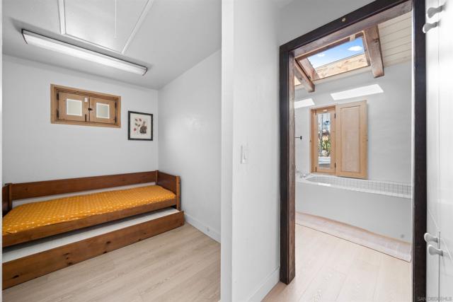 Image 47 of 75 For 1951 Cloverdale Rd