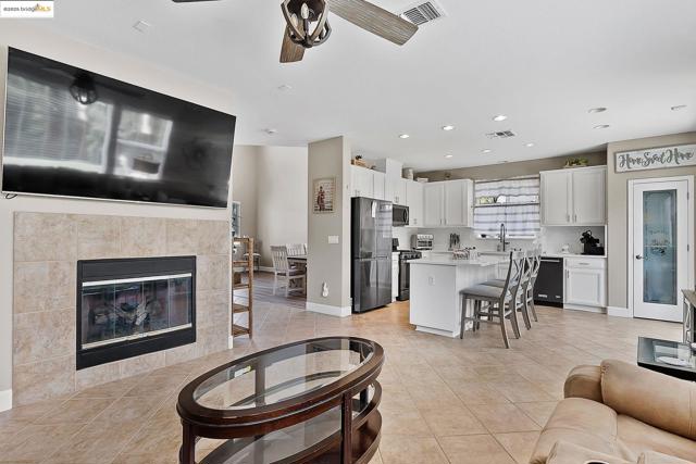 150 Ridge Crest Ct, Oakley CA: https://media.crmls.org/mediaz/da91c472-aee2-4d96-b513-10804107cc36.jpg