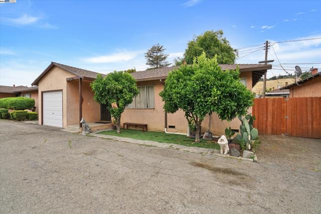 676 Berry Ave, Hayward CA: https://media.crmls.org/mediaz/da933915-2d8a-49c3-8c2b-9097ceb7008e.jpg