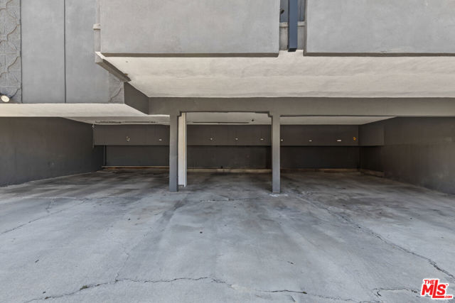 6350 Willoughby Avenue, Los Angeles CA: https://media.crmls.org/mediaz/da93fe2c-27cb-433a-8fb0-0397196aec42.jpg