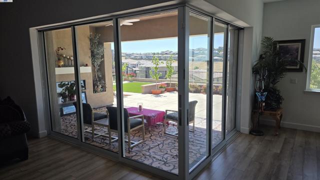 4709 Iron Bird Dr, Folsom CA: https://media.crmls.org/mediaz/da949685-4b21-4b6f-82d1-0f4ae189fa3f.jpg