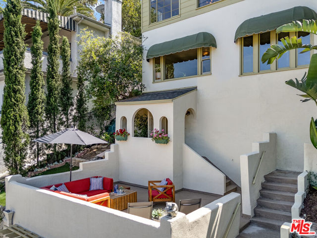 1355 Columbia Drive, Glendale CA: https://media.crmls.org/mediaz/da950507-28db-489f-a955-7168ef4b5ef8.jpg