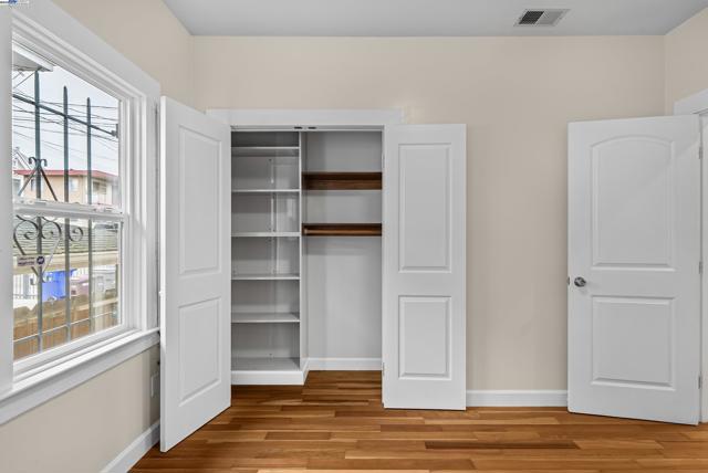 931 E 23Rd St, Oakland CA: https://media.crmls.org/mediaz/da954429-c5f0-4049-92ba-46eda1f5f09c.jpg