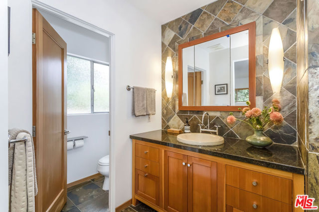 8631 Allenwood Road, Los Angeles CA: https://media.crmls.org/mediaz/da956edb-9037-4bdd-b4b7-c9fbff842884.jpg