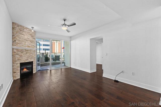 1240 India St, San Diego CA: https://media.crmls.org/mediaz/da9595d0-9642-4e02-8f2c-64942d64f960.jpg