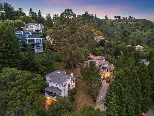 6959 Buckingham Boulevard, Berkeley CA: https://media.crmls.org/mediaz/da9646b8-af82-4c5d-844b-5050af1a82ba.jpg
