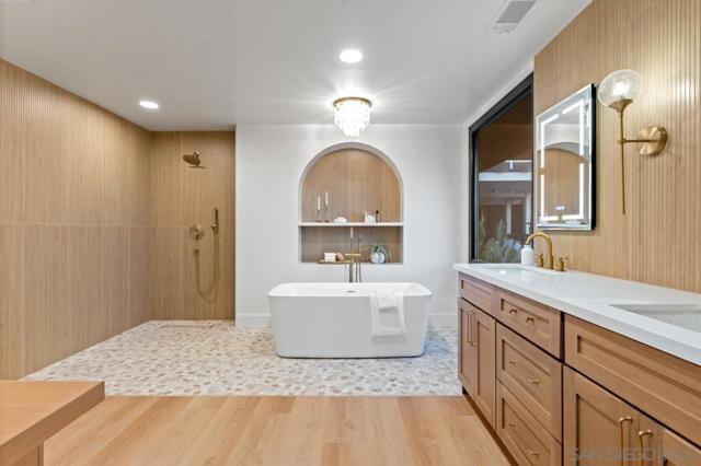 4911 Beaumont Dr, La Mesa CA: https://media.crmls.org/mediaz/da965f9a-3143-4265-8b74-33af6b227b1e.jpg