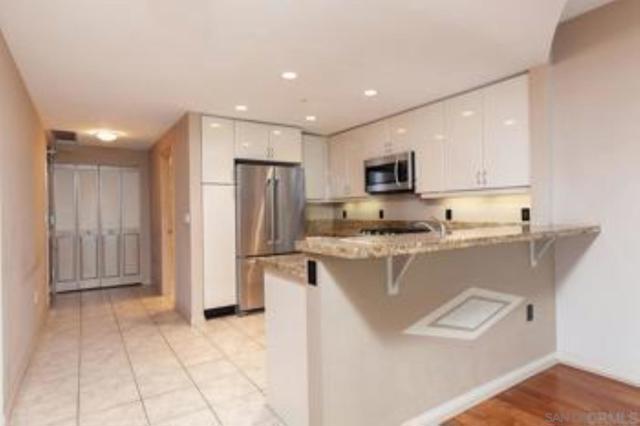 555 Front St, San Diego CA: https://media.crmls.org/mediaz/da9665a4-3933-4f90-8e8d-7970e444246d.jpg