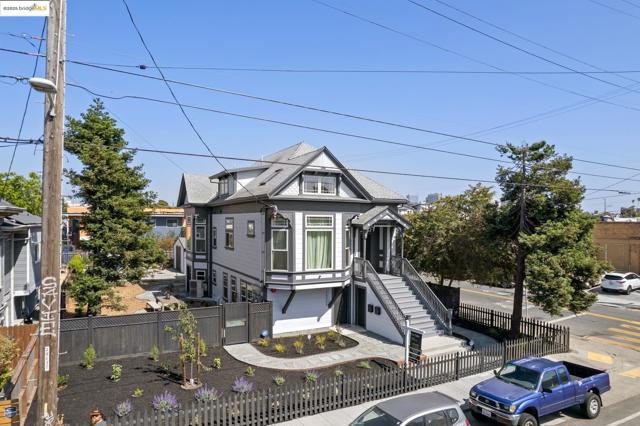 2602 Adeline St, Oakland CA: https://media.crmls.org/mediaz/da96f9db-e568-495d-a032-cfef2647272f.jpg