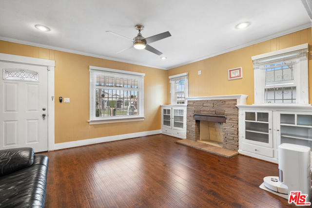 3941 2nd Avenue, Los Angeles CA: https://media.crmls.org/mediaz/da9721ab-60f4-42e1-b82d-adc2cbf480f0.jpg