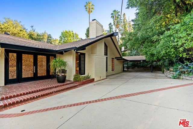 17449 Sumiya Drive, Encino CA: https://media.crmls.org/mediaz/da980a58-314f-41fe-b20a-335d45f6b52b.jpg
