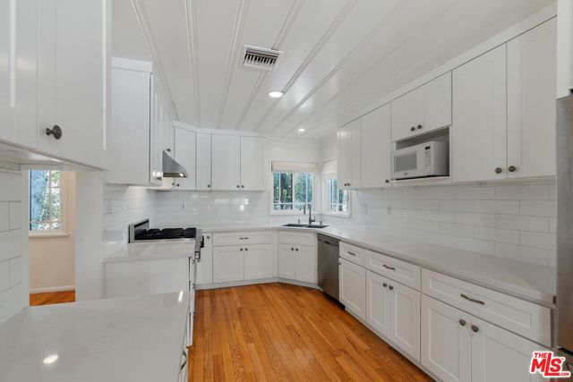 5705 Sunnyslope Avenue, Valley Glen CA: https://media.crmls.org/mediaz/da98cc9d-45a8-4c86-9a2b-2cbdad9fcd13.jpg