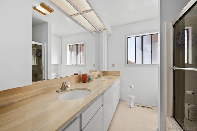 2231 Oak Hill Dr, Escondido CA: https://media.crmls.org/mediaz/da9ab018-4814-4915-a622-8780c7d1792a.jpg