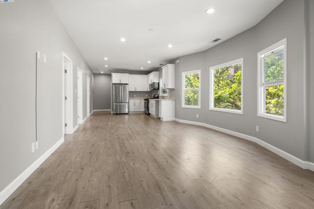 193 W Macarthur Blvd, Oakland CA: https://media.crmls.org/mediaz/da9ab135-cb88-4d4b-b2f2-b927c9e4b9c6.jpg