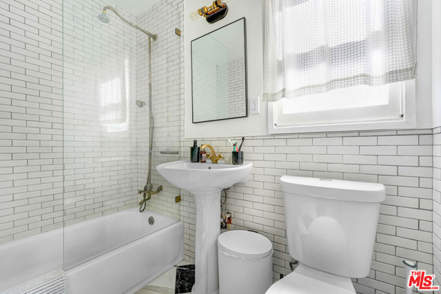 9930 Robbins Drive, Beverly Hills CA: https://media.crmls.org/mediaz/da9b8461-bde0-4b59-949e-61c3af3bab5a.jpg