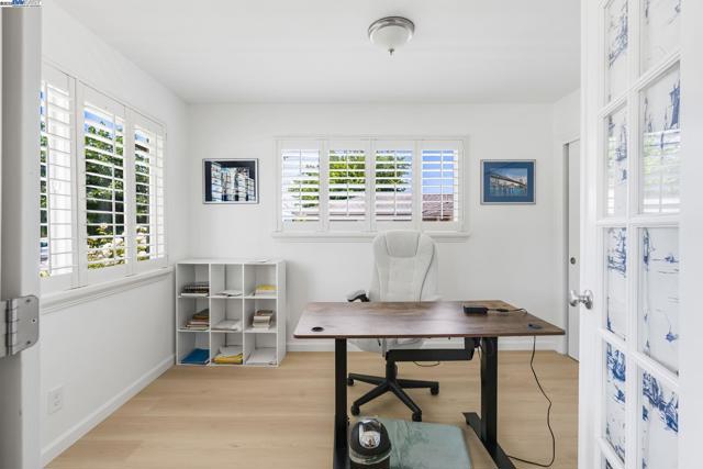 548 Sonoma Ave, Livermore CA: https://media.crmls.org/mediaz/da9d0bc2-624b-4936-806a-fcb7d86deb55.jpg