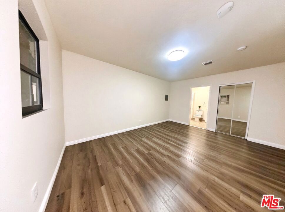 https://media.crmls.org/mediaz/da9e5191-104f-4395-a8d4-fff161c7cd51.jpg?preset=X-Large