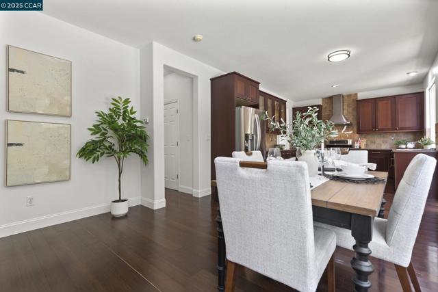631 Summerwood Dr, Brentwood CA: https://media.crmls.org/mediaz/da9f162f-acc2-4eb3-bbcd-133238d396af.jpg