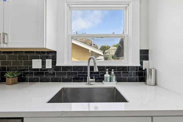 511 59Th St, Oakland CA: https://media.crmls.org/mediaz/da9f855c-e938-456a-894b-f7865a726a7e.jpg