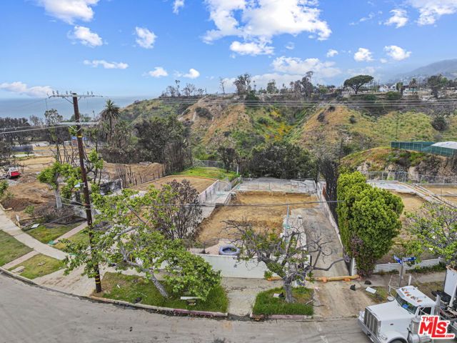 595 Radcliffe Avenue, Pacific Palisades CA: https://media.crmls.org/mediaz/da9f8c29-58ed-44df-b04f-815fbd7a94ec.jpg