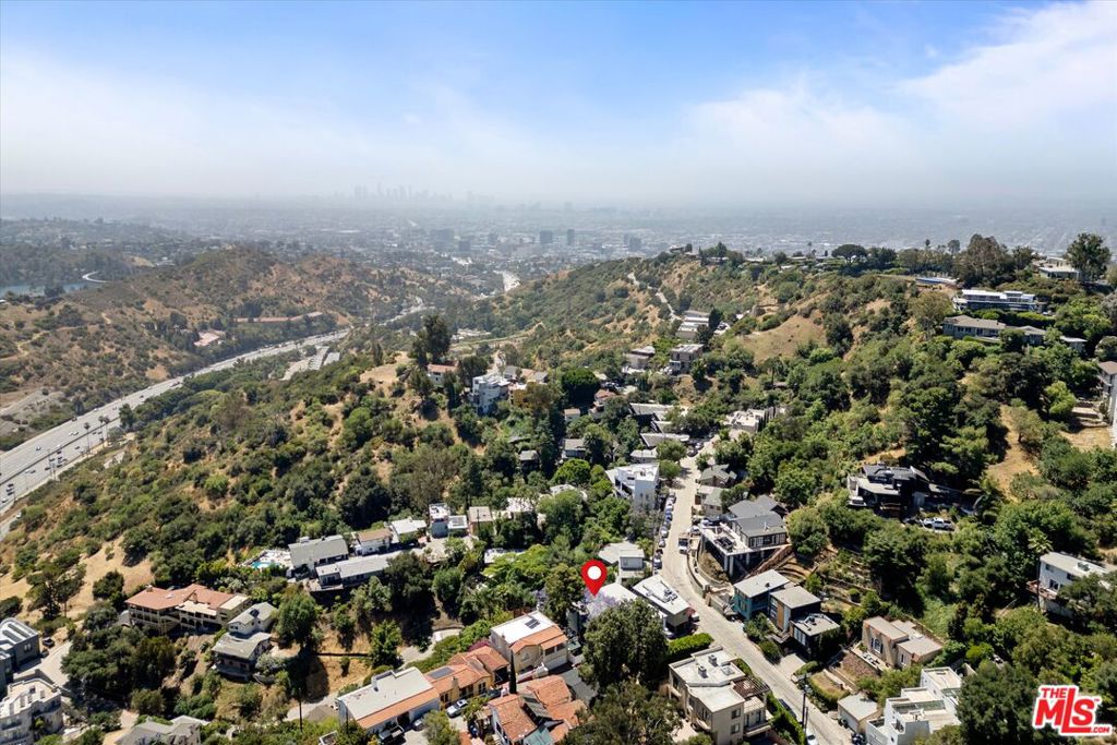https://media.crmls.org/mediaz/da9ff0ef-a322-4038-b25c-ccf435ba2f54.jpg?preset=X-Large