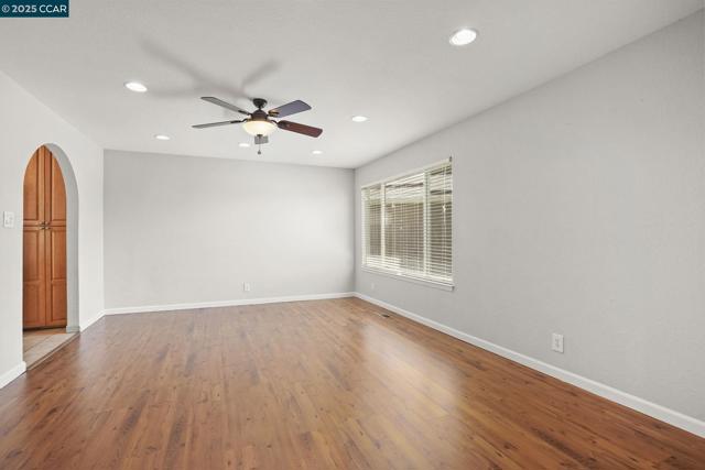 89 Cormorant Court, Martinez CA: https://media.crmls.org/mediaz/da9ff484-51b9-456f-9291-c7ac4b3eb3d5.jpg