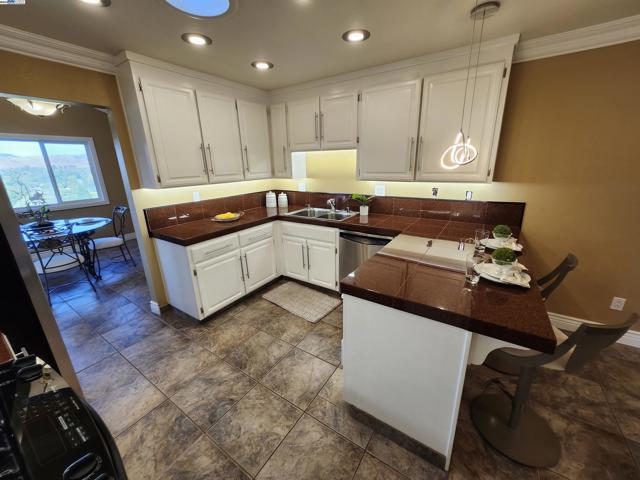 1823 Mockingbird Pl, Danville CA: https://media.crmls.org/mediaz/daa01a9d-a33b-4c4b-8479-12a2ee86d4f8.jpg