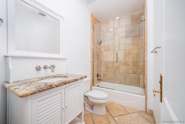 5 Rolling View Lane, Fallbrook CA: https://media.crmls.org/mediaz/daa0f467-dc0d-4076-8b82-8bae01250938.jpg