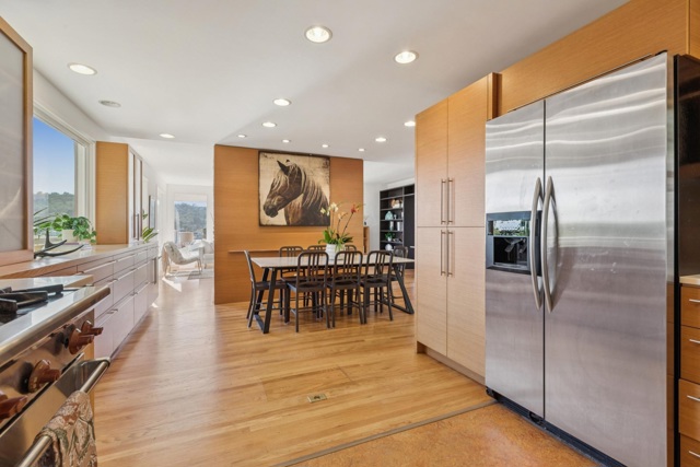 28 Marina Court Dr, San Rafael CA: https://media.crmls.org/mediaz/daa1111d-77ac-43fa-8fa1-746d1ecdd4af.jpg