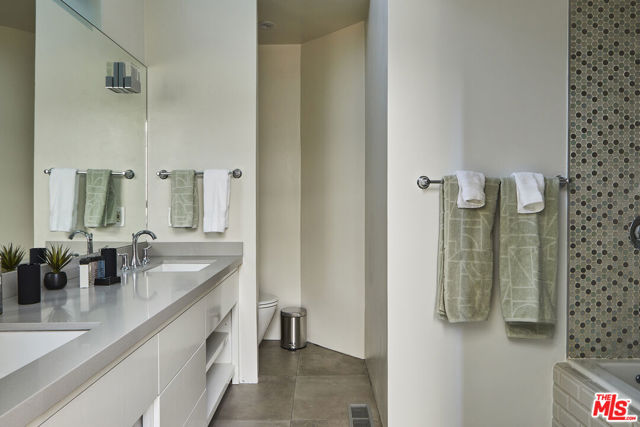 5515 Pacific Avenue, Marina del Rey CA: https://media.crmls.org/mediaz/daa12c4c-948d-4bb4-962a-f4800b4e0ba9.jpg