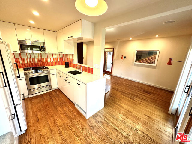 27 18th Avenue, Venice CA: https://media.crmls.org/mediaz/daa12f99-9f9e-44ec-b8e2-e871cf0af3c2.jpg