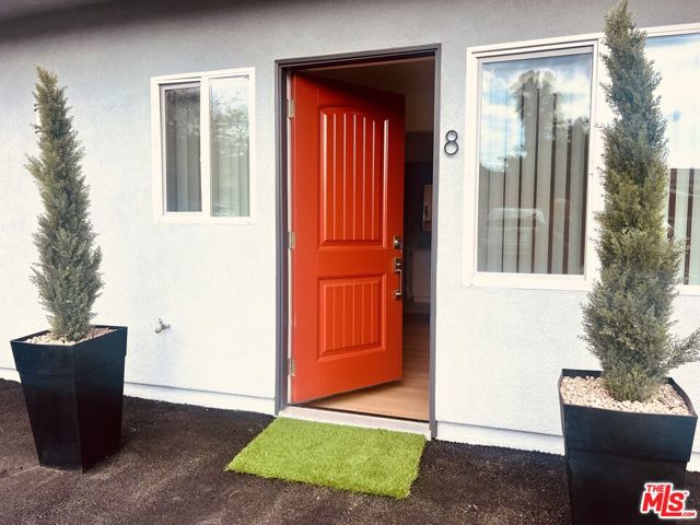 321 Lincoln Avenue, Glendale CA: https://media.crmls.org/mediaz/daa1bbdd-dc18-4b89-89bd-9aea820a660d.jpg