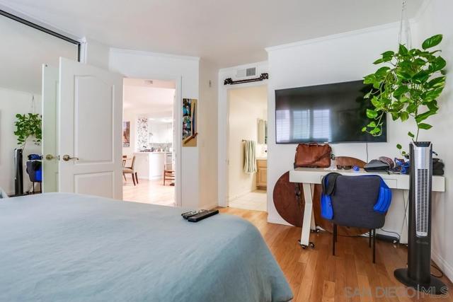 7560 Eads Ave, La Jolla CA: https://media.crmls.org/mediaz/daa1f043-e254-4025-8cdb-2be0e01666c2.jpg