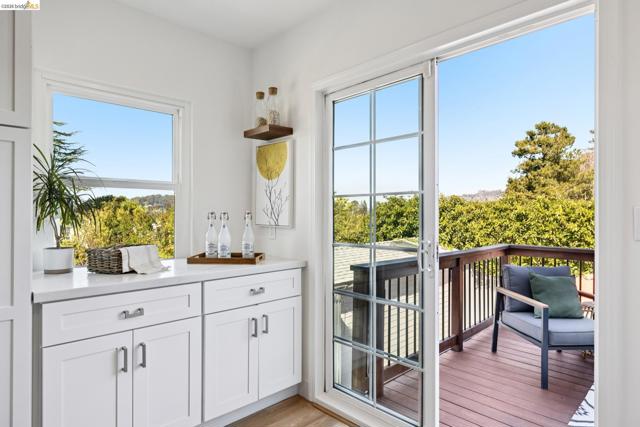 1509 Francis St, Albany CA: https://media.crmls.org/mediaz/daa202c8-641a-491f-b8ae-dcc1d1ce2467.jpg