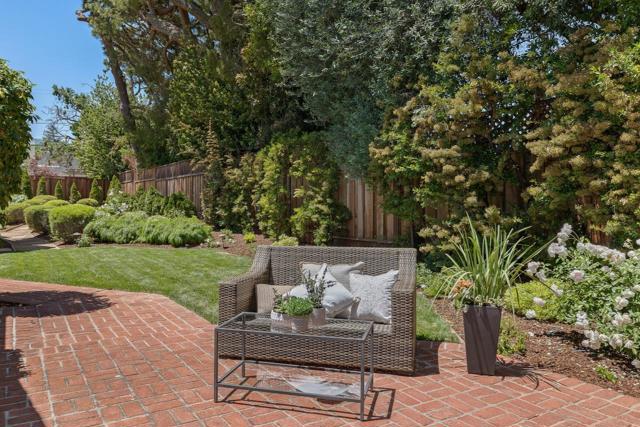 1435 Highland View Court, Los Altos CA: https://media.crmls.org/mediaz/daa204a1-785e-4775-8f9e-f5940409c6cb.jpg