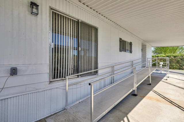 392 Standing Bear, Cathedral City CA: https://media.crmls.org/mediaz/daa22057-211f-4ad7-8a14-2b788a030e01.jpg