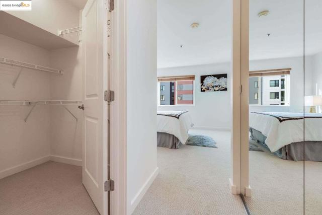 6400 Christie AVE, Emeryville CA: https://media.crmls.org/mediaz/daa23854-0585-4e09-9fb4-7ae6c1117321.jpg