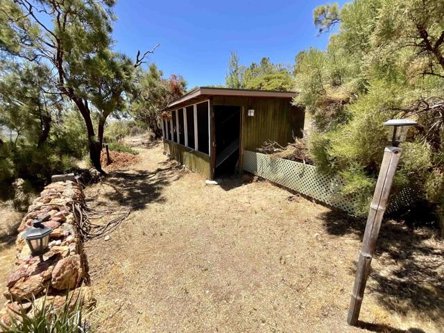 38281 Western Hills Drive, Anza CA: https://media.crmls.org/mediaz/daa31910-0f0d-43c9-bccc-f667e580ea8d.jpg