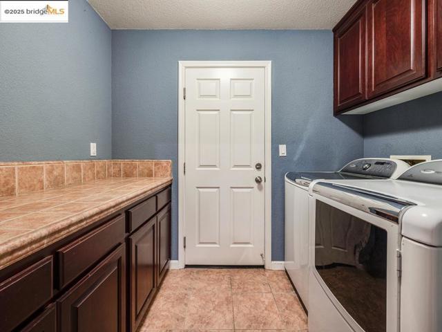 10 Da Vinci Ct, Oakley CA: https://media.crmls.org/mediaz/daa39181-9783-4606-ba9b-ff3300ff0385.jpg